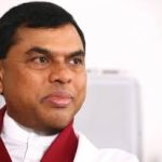 බැසිල් පුටුවකින් වැටී මාස 06ක් ගුවන් ගමන්වල නොයෙදෙන ලෙස වෛද්‍යවරු කියා ඇති බව නීතීඥවරයා අධිකරණයට දැනුම්දෙයි