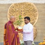 ශ්‍රී සර්වඥධාතුන් වහන්සේ සහ ජය ශ්‍රී මහා බෝධි ශාඛාව ජනපති අතින් නිල වශයෙන් පූජ්‍ය පඤ්ඤාකර ස්වාමීන්වහන්සේ වෙත පිළිගැන්වේ