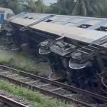 දුම්රිය පීලි පැනීමෙන්-මැදිරියක් පෙරලෙයි.(photo)(video)(video)පෙරලුන අවස්ථාවේ දර්ශන