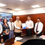ලෝක සෞඛ්‍ය සංවිධානයේ (WHO) ජාත්‍යන්තර විශේෂඥ කණ්ඩායමේ මෙරට සෞඛ්‍ය සමාලෝචන වාර්තාව සෞඛ්‍ය හා ජනමාධ්‍ය අමාත්‍යවරයාට පිළිගන්වයි.