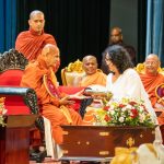 අතිපූජ්‍ය නිකපොත චන්ද්‍රජෝති මහානාහිමිපාණන් වහන්සේ මහා විහාරවංශික උඩරට අමරපුර මහා නිකායේ මහානායක ධුරයෙන් පිදුම් ලබති