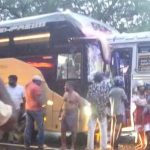 පෞද්ගලික බස්රථ දෙකක් මුහුණට මුහුණ ගැටෙයි