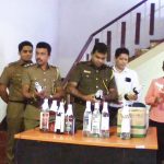 වෙසක් සතියේ විදෙස් මත්පැන් තොගයක් සමගින් සැකකරුවන් අත්අඩංගුවට (video)