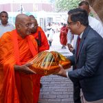 පිණ්ඩපාත චාරිකාවේ නිරත වූ මහා සංඝරත්නයට පිරිකර පූජා කිරීමට ජනාධිපති ලේකම් එක් වෙයි