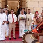 කොළඹ වාර්ෂික වේල් උත්සවයේ රිදී රිය පෙරහැර ජනාධිපති ලේකම් කාර්යාලය අසලදී ජනාධිපති ලේකම් විසින් පිළිගනී