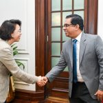 සේවය නිම කර දිවයිනෙන් පිටත්ව යන කොරියානු තානාපති මියොන් ලී  ජනපති ලේකම් හමු වෙයි