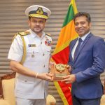 නාවික හමුදාධිපති නිල හමුවීමක් සඳහා සෞඛ්‍ය හා ජනමාධ්‍ය අමාත්‍යවරයා බැහැදකියි