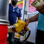 ඉන්ධන මිල අද මධ්‍යම රාත්‍රියේ සිට පහළට..