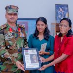 යුද්ධ හමුදාධිපති  පරම වීර විභූෂණ සම්මානලාභී එච්. පී. එස්. බණ්ඩාර රණවිරුවාගේ පවුලේ සාමාජිකයින්ගේ සුවදුක් විමසයි..