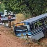 මින්නේරියේදී බසයක් ඇලකට පෙරලී 22 තුවාල