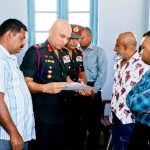 රණවිරු පවුල්වල සුබසාධනය සොයා බැලීමට යුද්ධ හමුදාධිපති පෙරහෙට්ටිය රණවිරු ගම්මානයේ සංචාරයක